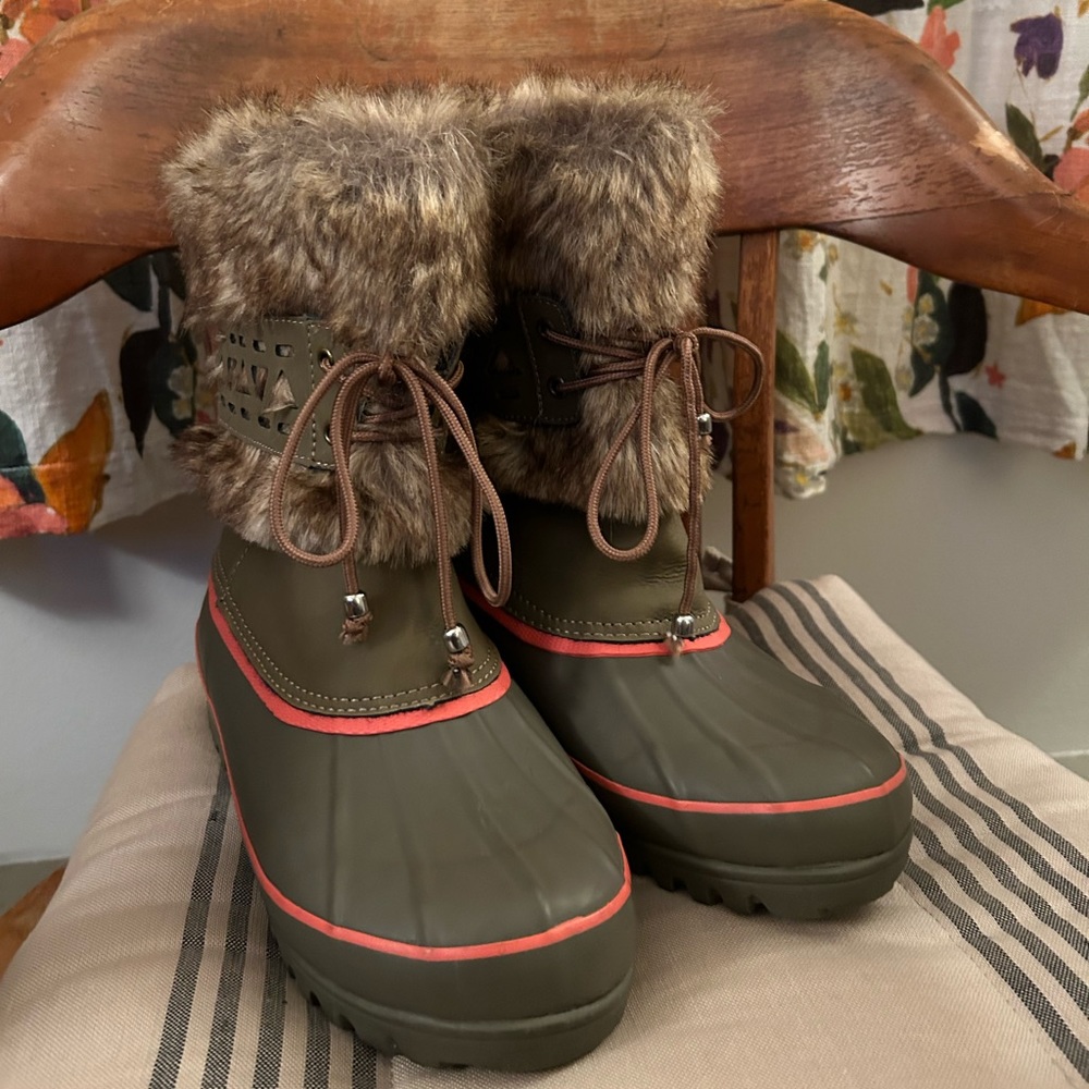 Khombu Nola Leather Olive Green & Pink Faux Fur Trim Waterproof Snow Boots - 9